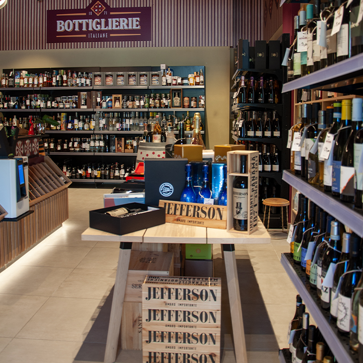 L'interno di Bottiglierie Italiane con scaffali e selezioni