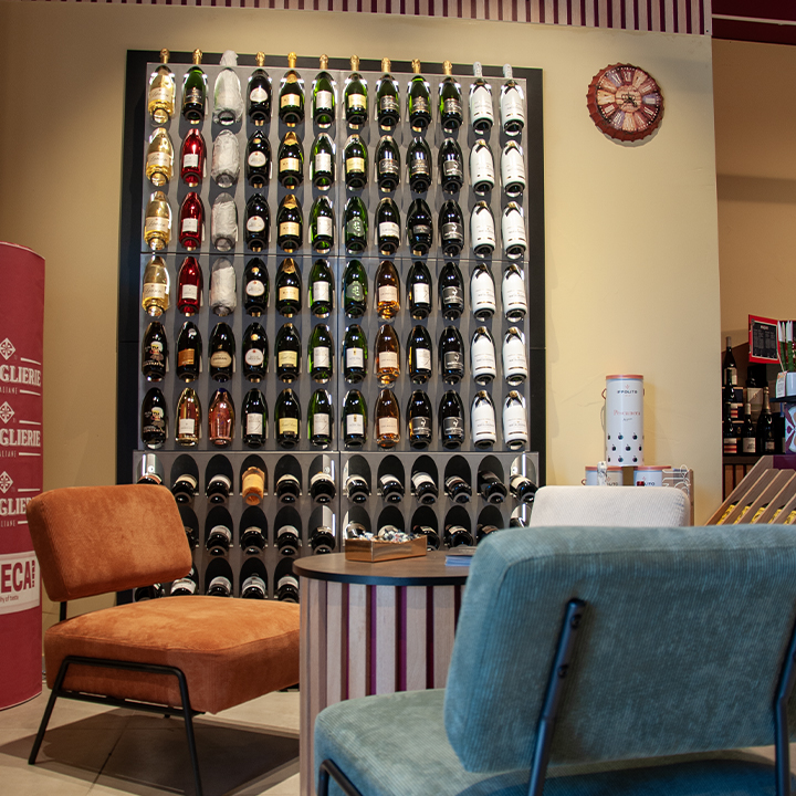 Parete di bottiglie di vino selezionate